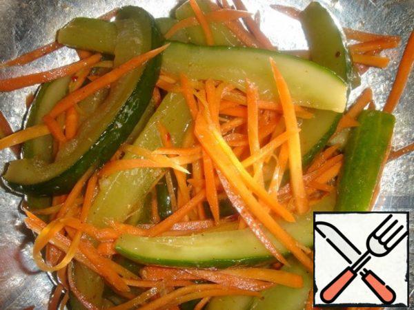 Mix the carrots and cucumbers. Pour over the soy sauce, vinegar, add pepper, ground coriander and mix well. Let stand for 10 minutes.
