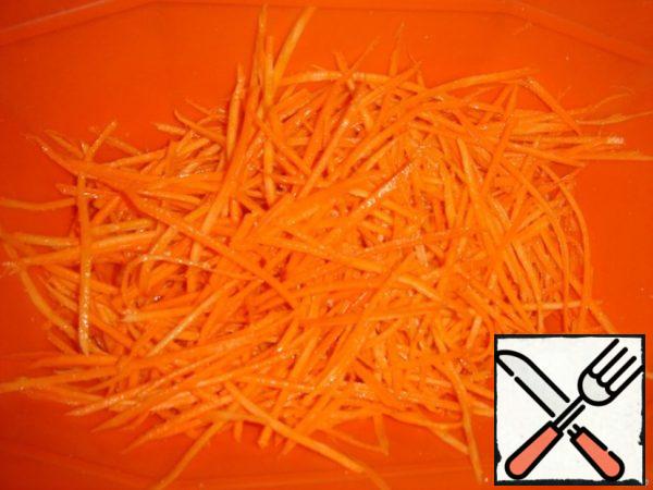 Chop the carrots on a grater for Korean salads (thinner), add salt, add sugar and RUB the carrots well.