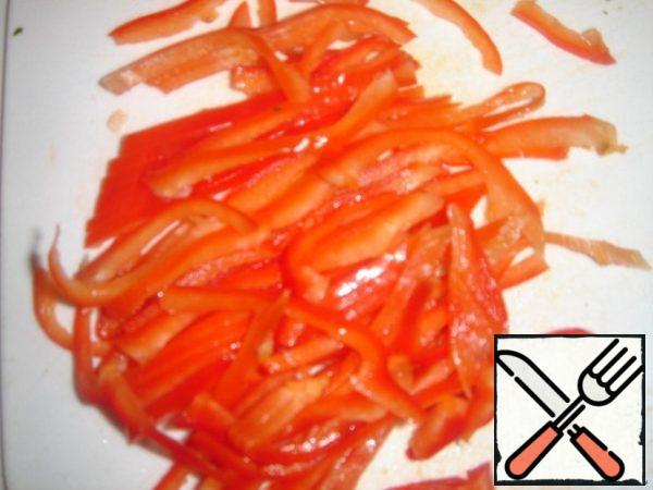Cut the pepper into thin strips. If desired, replace it with dried chopped hot pepper.