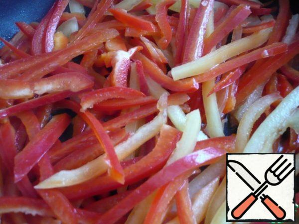In sesame oil, fry the chopped bell pepper, chili pepper and grated ginger on a medium grater. Fry the vegetables for 5 minutes.