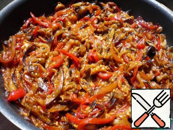Mix the fried pepper with eggplant.