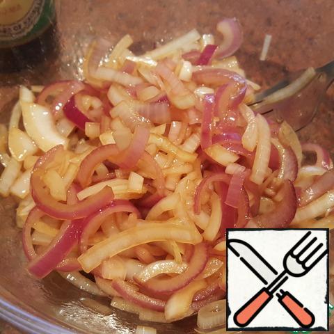 Put the onion in a salad bowl. Add lemon juice, soy sauce and honey. Add vegetable oil or oil from a jar of anchovies. Mix thoroughly.