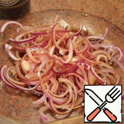 Cut the onion into half rings. Put in a salad bowl. Add soy sauce, lemon juice and honey. Stir.