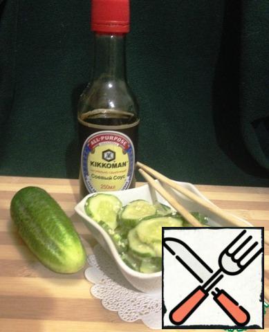 With cucumbers drain the resulting juice, pour the dressing, mix, sprinkle with sesame.