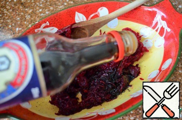 Put the beetroot in a salad bowl and pour in the soy sauce.
Sauce for sushi and sashimi will give piquancy and original taste.
Add sour cream and mix.