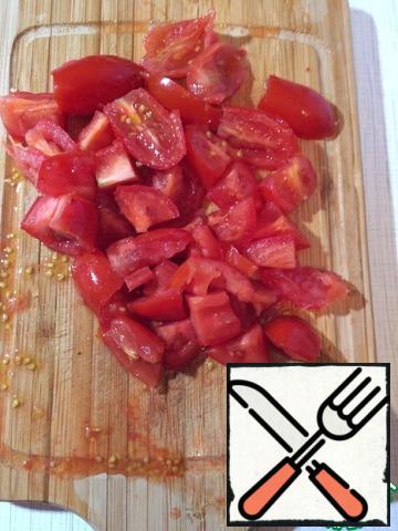 Cut the tomatoes finely.