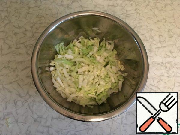 Chop the Peking cabbage.