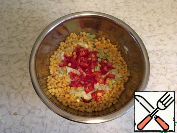 Pepper is not coarsely cut, add corn.
