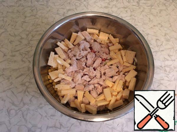 We cut the cheese into cubes or as you like, in advance we also cut the boiled chicken breast or divide it into fibers.