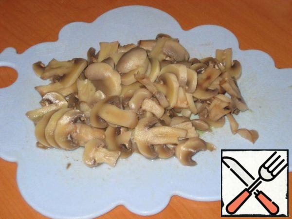 Boil the mushrooms and cut them across in layers.
