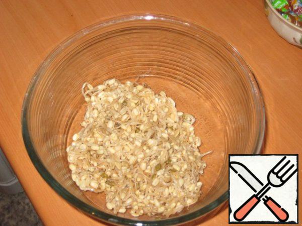 Put the sprouted cabbage and all the other prepared ingredients in the salad bowl, season with mayonnaise and the salad is ready!