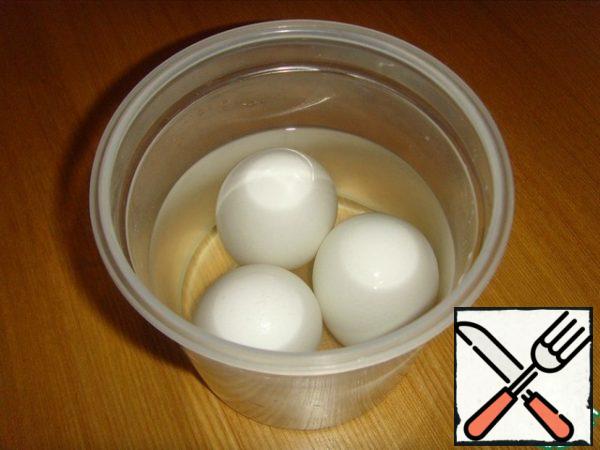 First, salt the eggs.
In 4 parts of water, dissolve 1 part of salt (by weight). Completely fill these eggs with brine and leave them at room temperature for 30-40 days. During this time, the eggs will be salted and become almost solid. For the salad, we will need only the yolks.