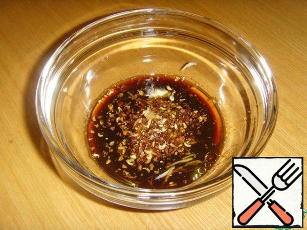 Preparing the refueling.
Chop the garlic. Mix with soy sauce, vinegar, sugar, sesame oil and pepper.
