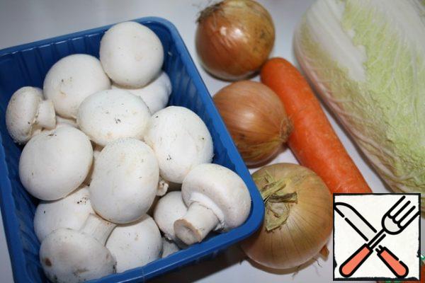 Here are the vegetables we will need, if you have wood mushrooms, or as they are also called muer, then you can take a handful.
If you take wood mushrooms, you need to soak them in cold water at night.