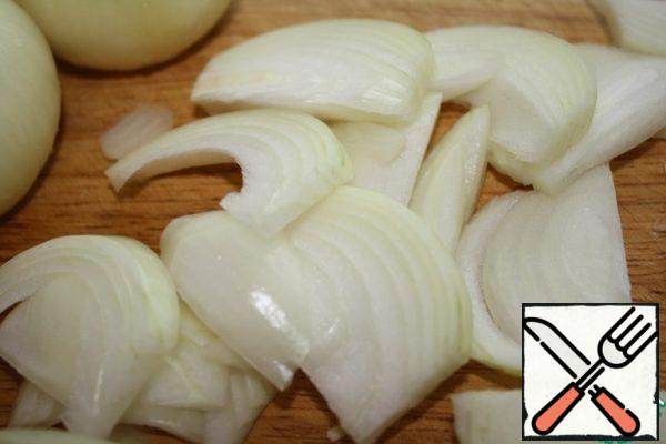 Cut the onion into thin feathers.