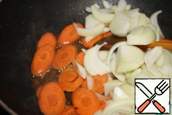 Fry the onions and carrots.
Fry everything on high heat for about 6 minutes.
