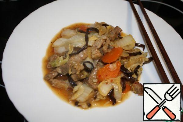 And now our dish is ready.
If you want to cook a meat-free version, then add more bell pepper and broccoli.