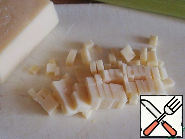 Now we cut the cheese, I take the usual Edam without an expressive taste and smell.