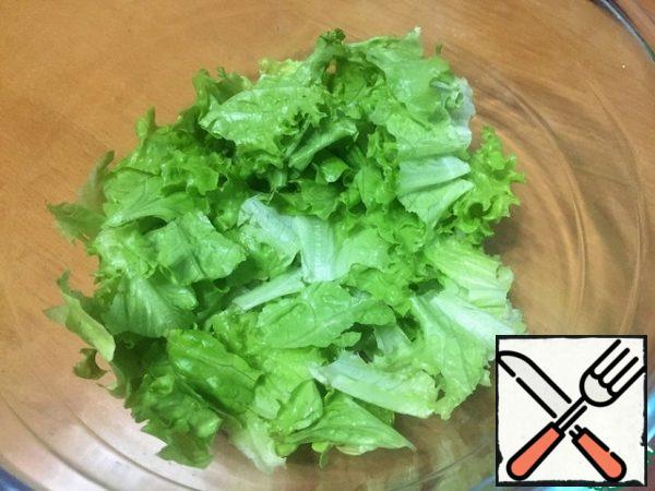 Wash the salad, dry it with a paper towel, tear it up and put it in a bowl.