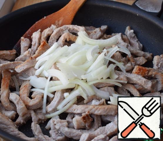 Heat a frying pan, add vegetable oil, put the sliced meat and cook until the liquid evaporates (5-10 minutes). Add the chopped onion and vegetable oil to the meat (if necessary) and fry until the onion is browned.