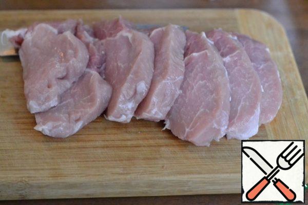 Cut the prepared meat into pieces, like chops.
Lightly salt each piece.