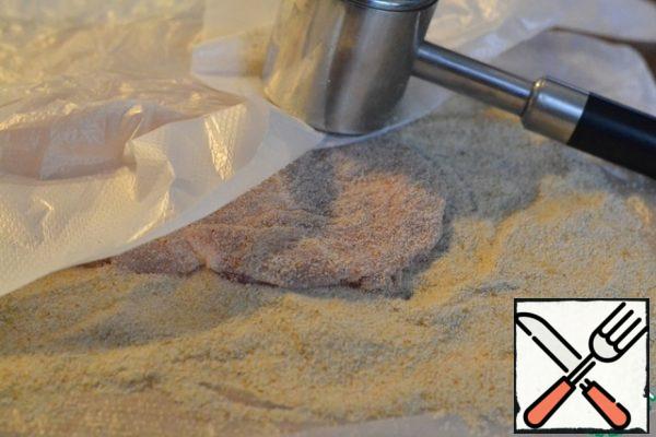 Sprinkle the board with breadcrumbs.
Roll a piece of meat in breadcrumbs, cover with cling film and beat off with a hammer on each side. Breadcrumbs should "grab" the meat well.