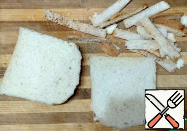 Cut off the crusts from the bread slices.