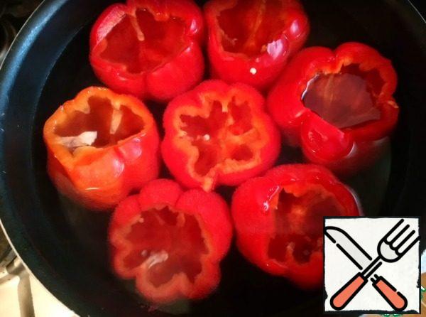 Pour cold water over the peppers and let them cook for an hour.
Separately cook a glass of rice until ready. I use kruglozerny rice Uvelka, 1 Cup of rice to 2 cups of water, it turns out always elastic rice does not stick together.