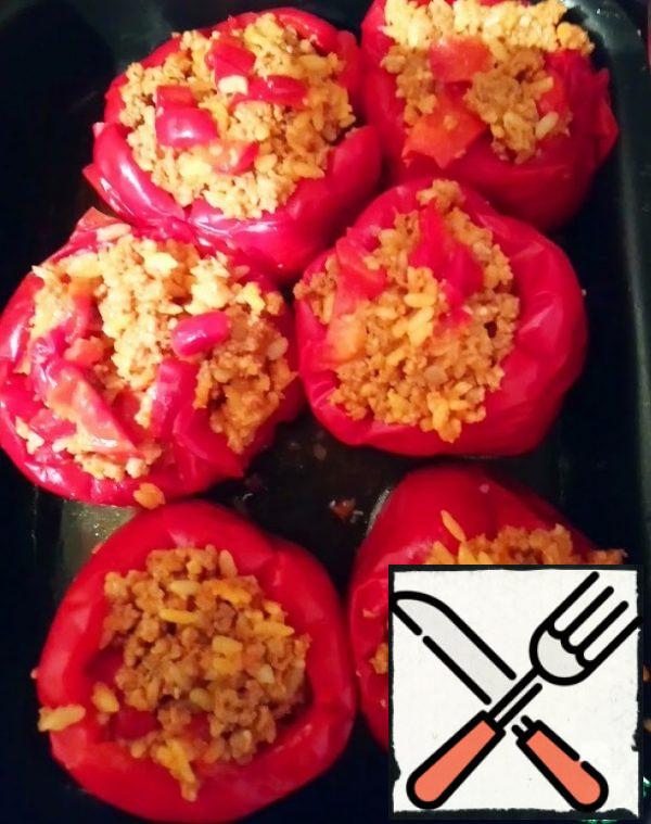 Fill the cooled peppers tightly with minced meat and place them in a deep baking tray. Pour a few millimeters of water on the bottom and put it in the oven for 30-60 minutes, depending on which peppers you like. If you leave them for an hour, they turn out drier on the outside and with crispy minced meat on top.