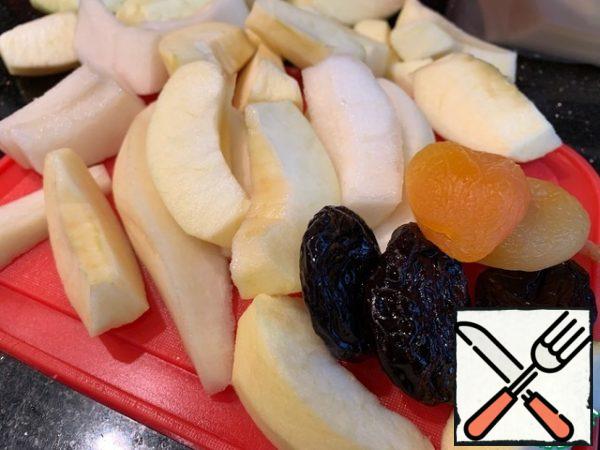Apples and pears, peel, remove the core and cut into slices. Wash the prunes and dried apricots.