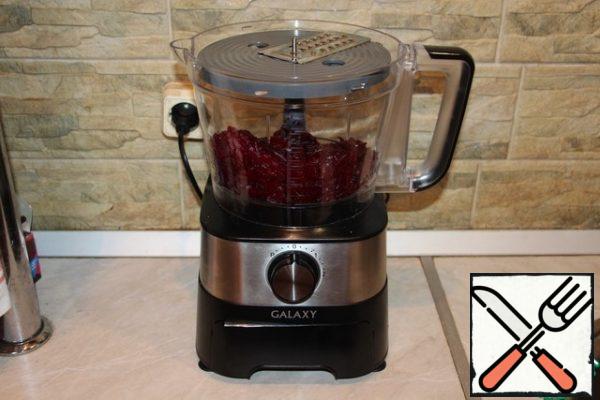 Boiled beets with garlic grate in a combine.