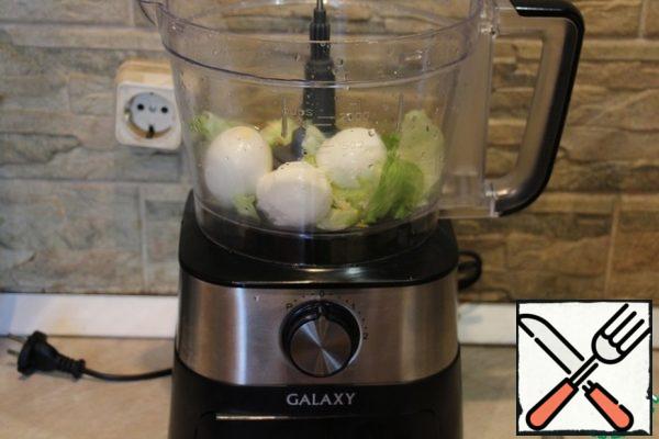 In a food processor, chop 3 eggs, garlic and lettuce leaves, mix them with 1 tbsp mayonnaise and 1 tbsp sour cream.
