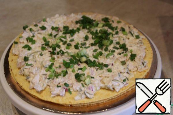 Next, put the chicken filling on the tortilla sheet, sprinkle with green onions.