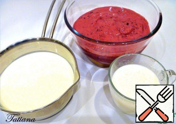 Soak the gelatin in the milk. Cream (!!! necessarily fat 33-36%, the fat content of the cream depends on the result of the dessert) warm up (do not boil), pour the swollen gelatin into the cream, stir well. Pour the hot cream (through a sieve) into the berry-cheese mass, stirring constantly.