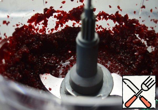 Pre-boiled beets are crushed using a food processor to the state of Tartar.