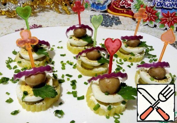 Put on the pickled mushrooms and stick everything on a skewer. Garnish with finely chopped green onions and red onion rings.