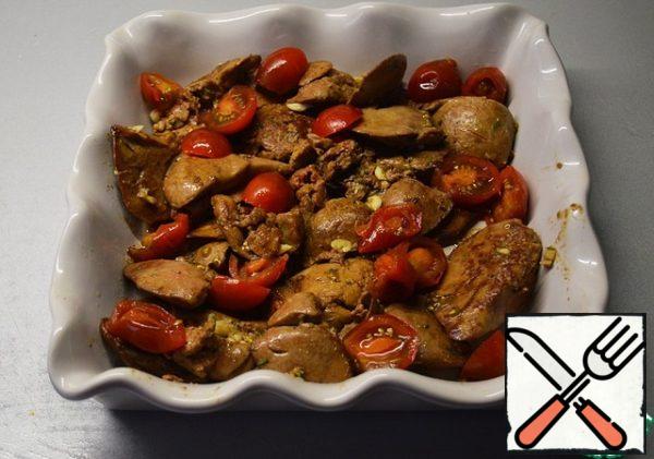 Put the finished liver in a baking dish. Place the chopped tomatoes on top.