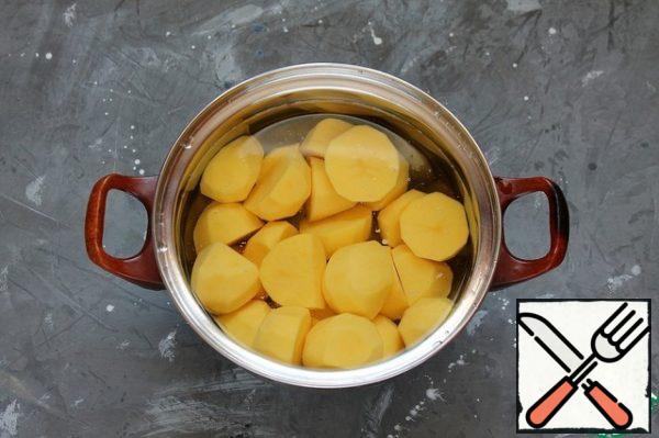 For the filling: peel the potatoes, cut into 2-3 pieces, pour cold water and put to cook. After the potatoes boil, remove the foam and add salt. Cook until tender. Drain the broth, leaving some for the mashed potatoes.