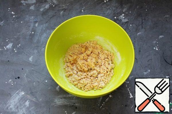 Add 150 g of flour and mix until crumbs form.