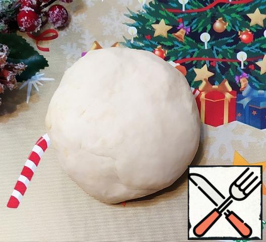 Knaed dough. It should be elastic, but not tight, not sticky to the hands. Put it in a Cup, cover with a towel and let it rise in a warm place for 30-40 minutes. At the end of time, it will grow well and increase in volume.
