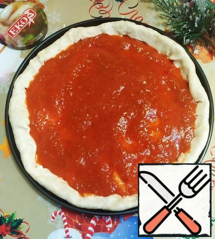 Grease the dough with crushed Lecho in Bulgarian.