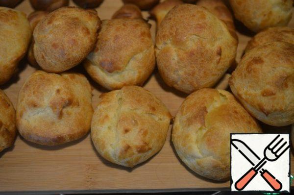 Use a spoon or a bag to place medium-sized balls on a baking sheet covered with parchment. Bake at 200 degrees for the first 10 minutes, then at 180 degrees for another 15-20 minutes. These are the kind of buns you get.
