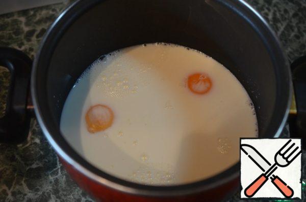 For the cream, heat the milk, whisk with the yolks.
