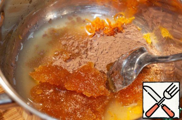 In a saucepan, combine the juice of half an orange and a lemon. Add the zest, honey, sugar, cocoa, water and put on fire.