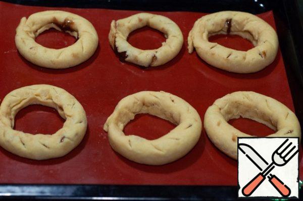 Then we form rings. From above, we make incisions with a sharp knife. Bake at a temperature of 180*C 30 min.
