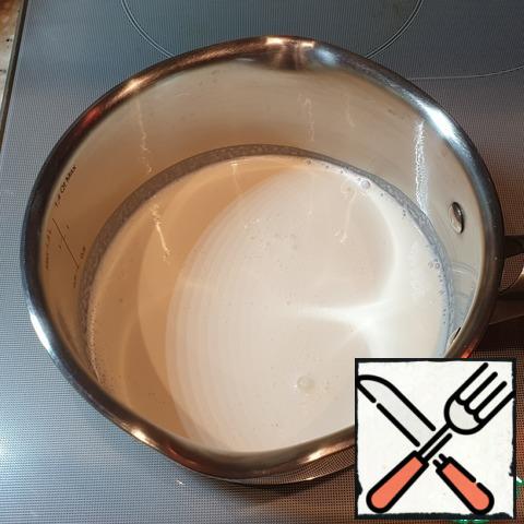 Warm the cream in a ladle until the first bubbles. Do not bring to the boil, the cream should reach a temperature of 80°C. Turn off the heating. If you do not have time to prepare the remaining ingredients by the time the cream is heated, it does not matter, they can be reheated if necessary.