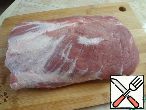 We take a pig's neck, about 1.5 kg. for convenience, I put a disposable baby diaper on the bottom of the container. They are not expensive - 38 rubles for 5 PCs. Sprinkle salt on it, put the meat and pour the remaining salt on top. Salt should cover the meat on all sides. The diaper will help to absorb all the excess liquid and we will not have to constantly drain it. We send it to the refrigerator for 3 days.