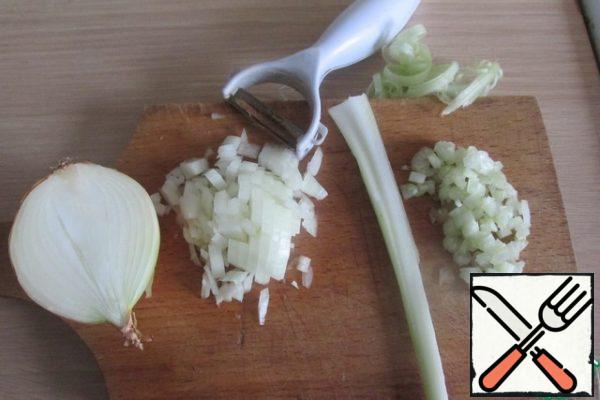 Cut the onion into small pieces; remove the upper fibrous layer from the celery stalk with a vegetable peeler and cut into the smallest cubes.