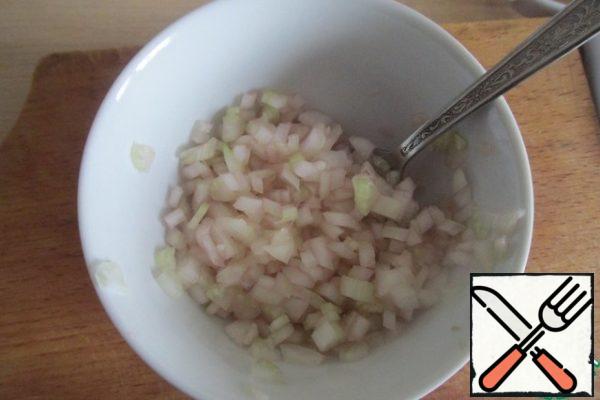 In a bowl, transfer the onion and celery, add salt, sugar and vinegar, leave for 5 minutes.
While this good is marinating, you can fry the bread in a toaster or in a dry pan. Or you can not fry.