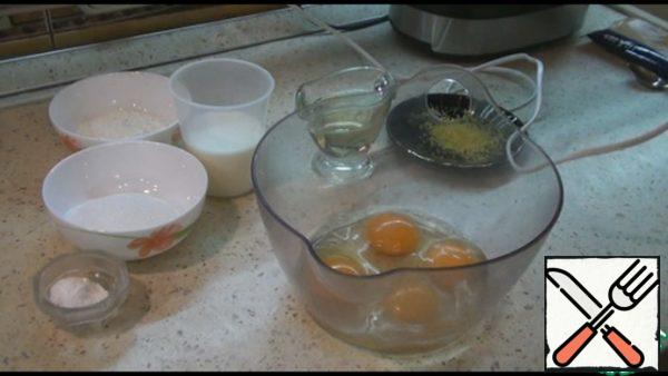 For filling, take the eggs, add sugar, vanilla sugar and beat a little with a whisk or mixer.